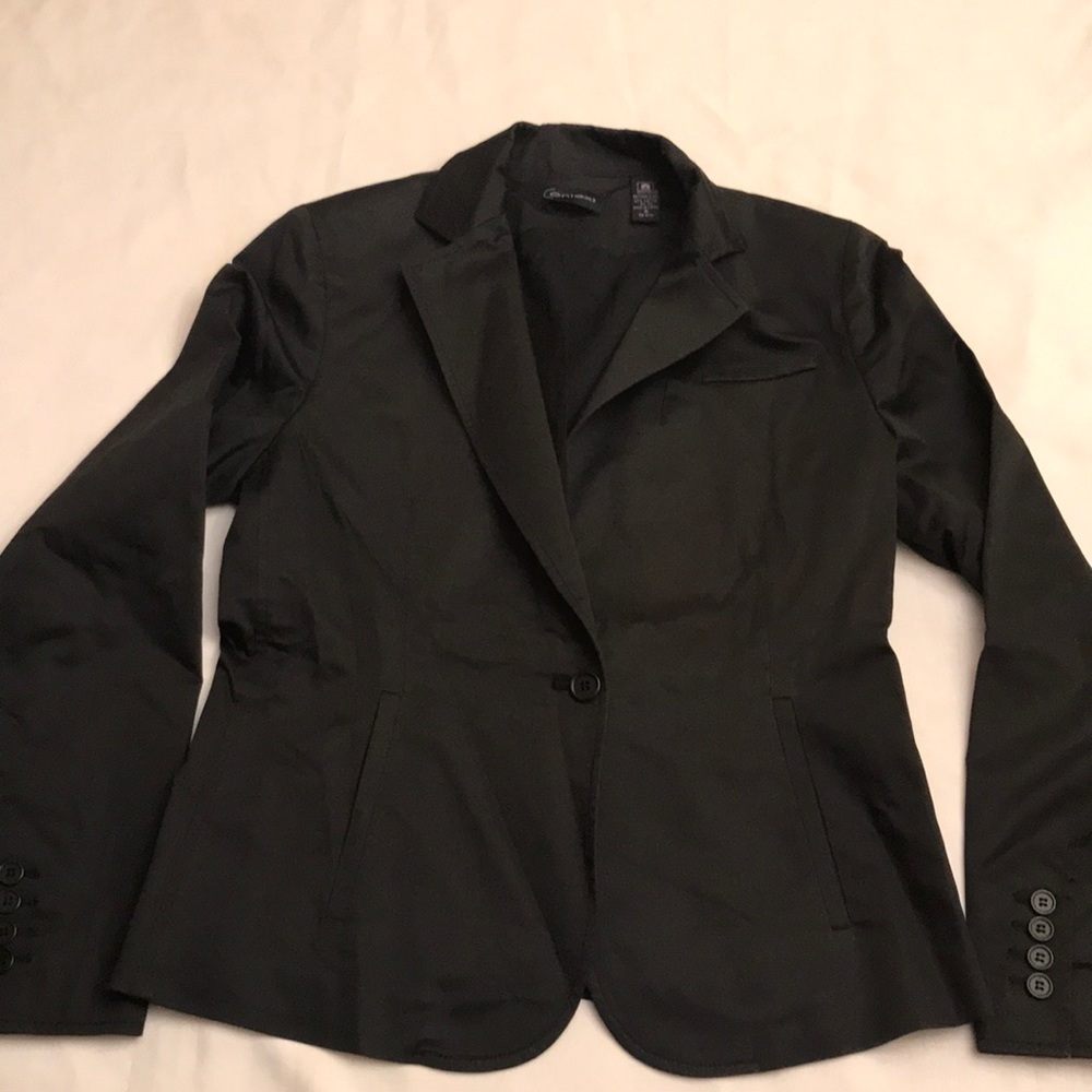 Women’s black Context blazer.
